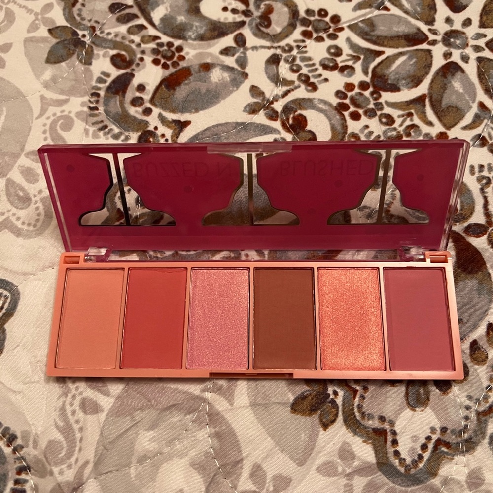 Beautiful blush and bronzer pallet! Combine it with your best shadows.